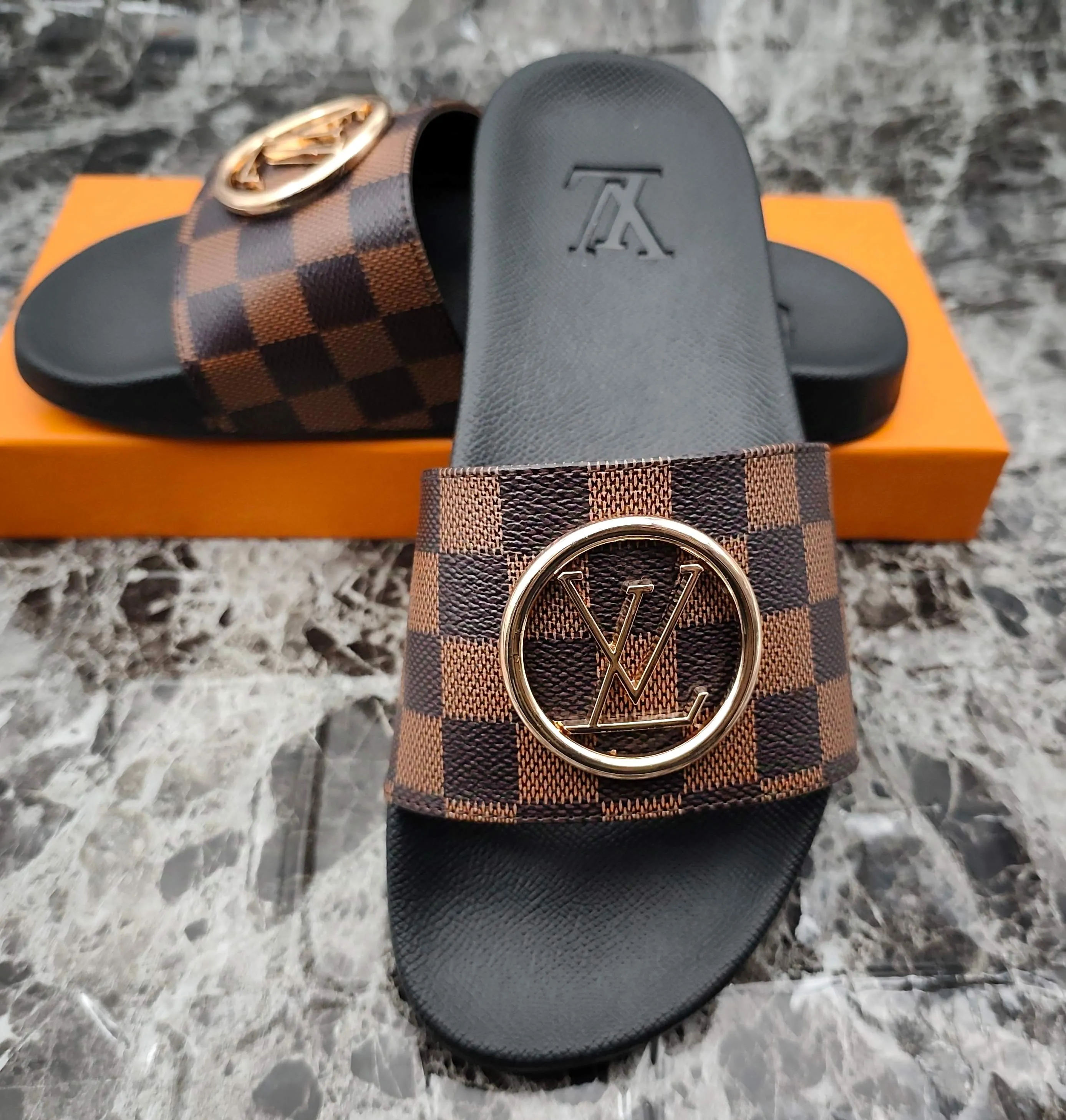 👟👟Ex-factory price 280👟👟 (available all year round) same style for men and women, size 35--48. Couple style🎗Louis Vuitton "LV" slippers, a much-anticipated one, so beautiful that it will melt your hearts❤! It is simply a masterpiece of extraordinary craftsmanship. It is a must-have for everyone. It is made by open mold. It feels Q-bounce and super soft on the feet. It is super delicate on the feet. It is an exclusive model. There are many layouts, so there is always one you like🎉🎉